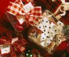Regalos de Navidad adornados con lazos