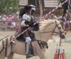 Caballero con armadura y con su lanza preparada montado sobre su caballo también protegido con armadura
