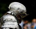 Guerrero protegido con armadura y casco