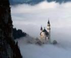 Pequeño castillo con una torre alta