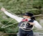 Mujer cowboy manejando el lazo