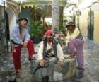 Tres piratas, el capitán y sus ayudantes