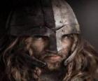 Cara de vikingo con bigote y barba y con el casco
