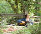 Miley Stewart / Hannah Montana (Miley Cyrus) tocando la guitarra