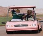 Ryan Evans (Lucas Grabeel), Sharpay Evans (Ashley Tisdale) en el coche de golf rosa