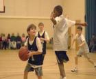 Niño, jugador de baloncesto con un balón