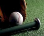 Pelota de béisbol, guante y bate