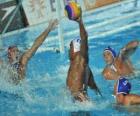 Waterpolo - Jugador perparado para rematar frente al portero