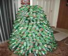 Árbol navideño hecho con latas de refrescos