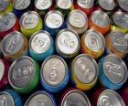 Latas de bebida como refrescos con gas o cerveza