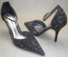 Un par de elegantes zapatos de tacón alto