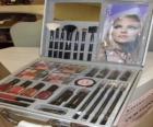 Estuche de maquillaje con coloretes y pinceles