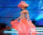 Modelo con vestido de fantasía para fiesta 