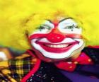 Cara de payaso con peluca y grandes nariz y boca