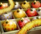 Conjunto de bolas de Navidad con diferentes decoraciones