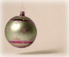 Bola de Navidad plateada decorada con flores