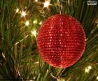 Brillante bola roja de navidad
