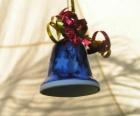 Campana de Navidad decorada con un lazo
