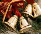 Campanas navideñas adornadas con cintas