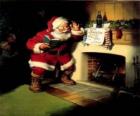Papá Noel leyendo una nota que cuelga del hogar del fuego