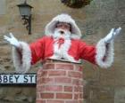 Papá Noel con problemas para pasar por la chimenea