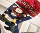 Calcetín navideño con adornos y con regalos