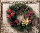 Corona de Navidad colgada en la puerta de una casa