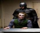 Batman interrogando a su enemigo el Joker o el Guasón