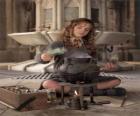 Hermione Granger, amiga de Harry, haciendo una pócima