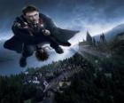 Harry Potter volando con su escoba mágica 
