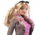 Barbie con las gafas de sol negras en la cabeza