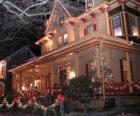 Casa adornada para celebrar la Navidad