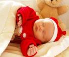 Niño soñando con ilusión durante la noche de Nochebuena