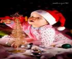 Niño jugando con el arbol de Navidad
