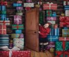Niña entrando en una habitación llena de regalos