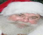 Papá Noel feliz con su sombrero y su larga barba blanca