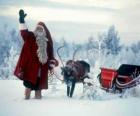 Papá Noel saludando con la mano junto a su trineo