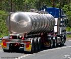 Camión con cisterna de inox circulando por la carretera