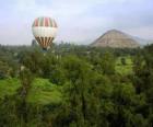 Globo aerostático en el paisaje con pasajeros