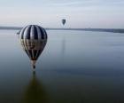 Globo aerostático volando sobre el agua