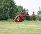Pequeño helicóptero con piloto