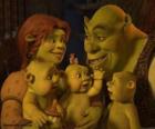 Shrek y Fiona enamorados y muy contentos con sus tres hijos