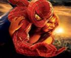 Spiderman con una joven en brazos colgados de una telaraña por el cielo de la ciudad