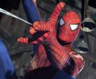 La cara de Spiderman con la máscara y el traje especial