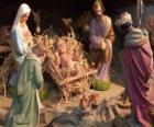La Sagrada Família en el establo con el buey y la mula, un pastor con una oveja y un rey ofreciendo sus regalos a Jesús
