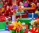 Montón de regalos de Navidad con preciosos lazos