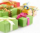 Regalos de Navidad adornados con lazos