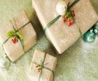 Regalos de Navidad adornados con motivos navideños