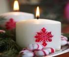 Dos grandes velas de Navidad encendidas 