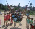 Grupo de niños jugando en el parque